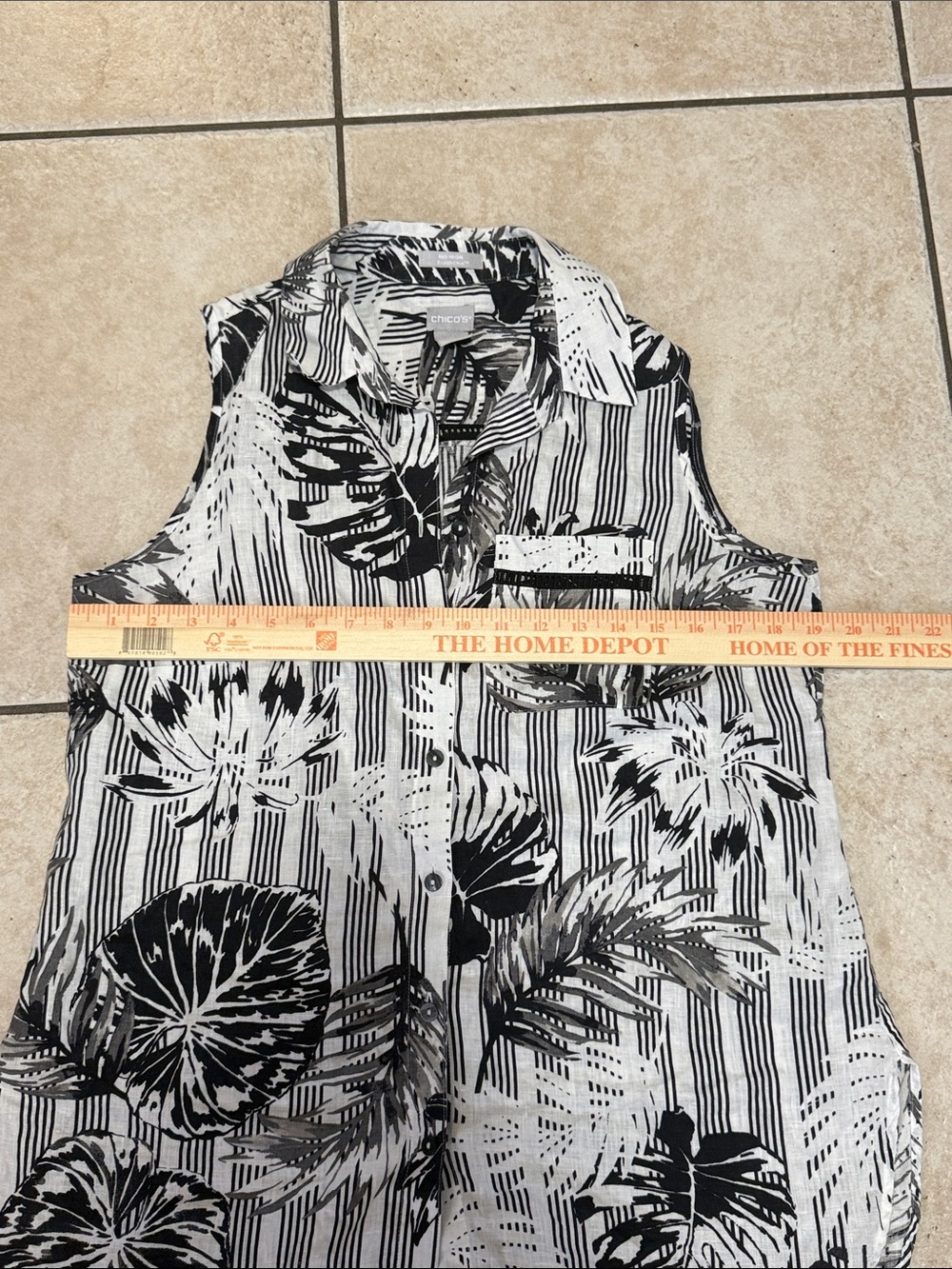 Chico’s Sleeveless Black & White Tropical Leaf Print Button-Down Top US size 4/6 - Picture 2 of 6